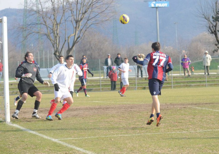 パスクァートが頭でループ © Bologna FC