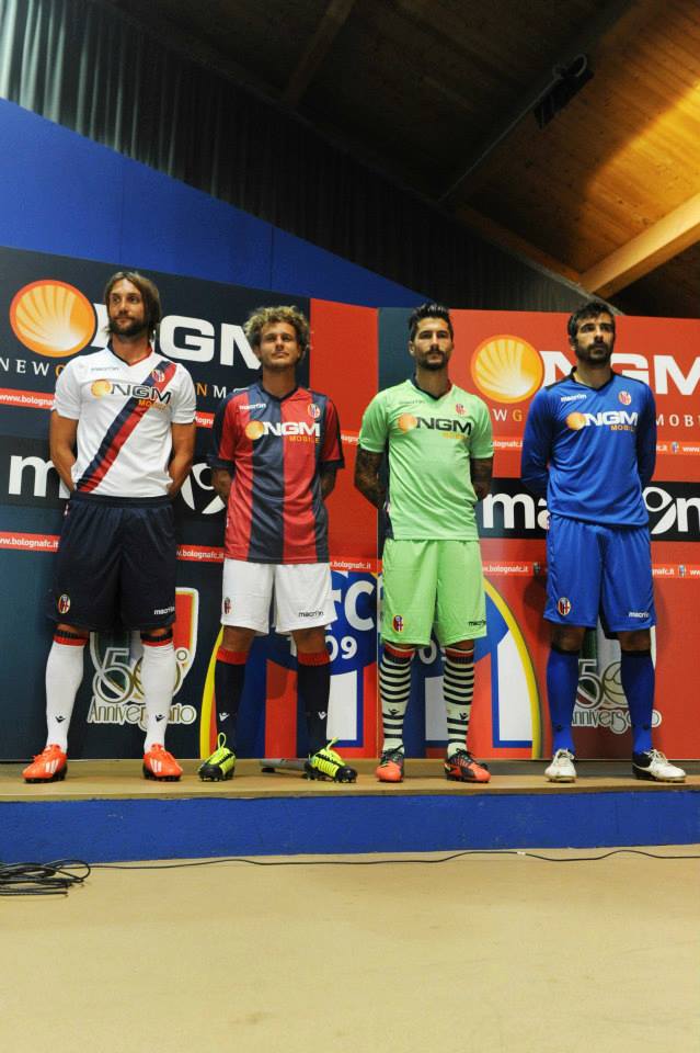 新ユニ発表 © Bologna FC