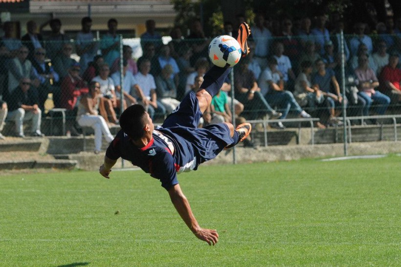 綺麗なオーバーヘッドも披露 © Bologna FC